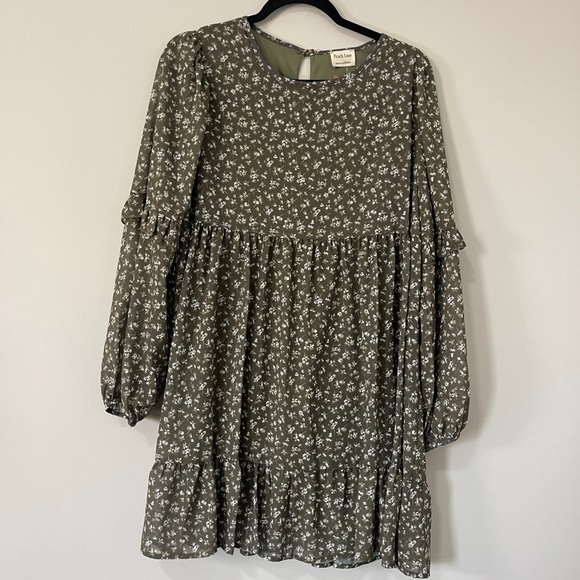 Peach Love California Dresses & Skirts - Peach Love Womens Dress Size Medium Green White Floral Ruffle Boho NWT